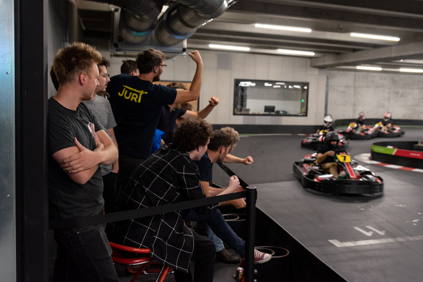 Collega's tijdens een teambuilding bij E-Kart Gent