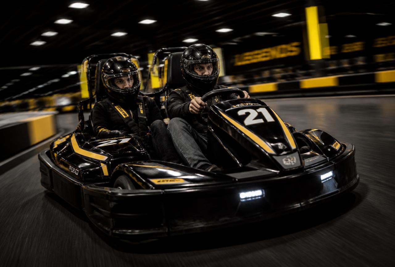 Twee rijders in een elektrische duokart bij E-Kart Gent